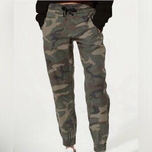 Aritzia TNA Camo Alix Jogger Size XXS